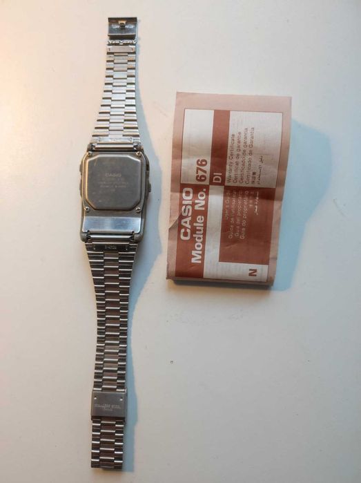 Продават се ретро ръчни електронни часовници с калкулатор CASIO