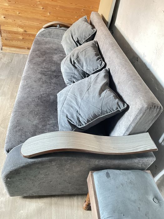 Продам диван пуфик в подарок!