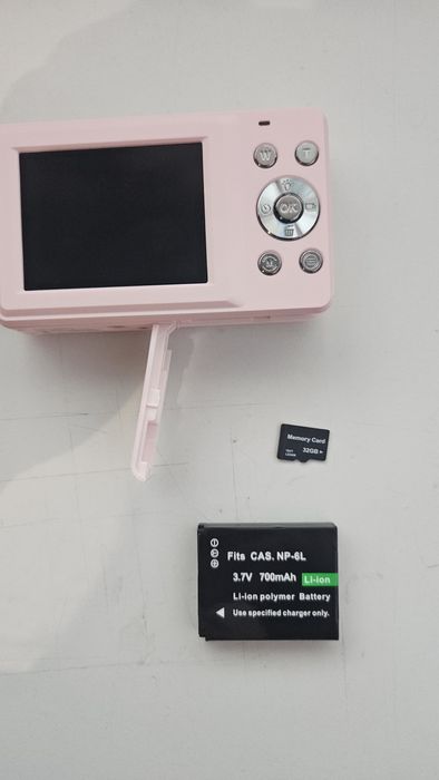 Розова дигитална камера