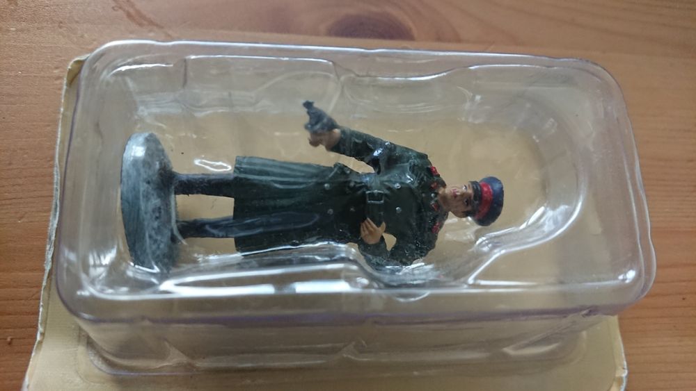 2 броя Метална фигурка пожарникар и офицер