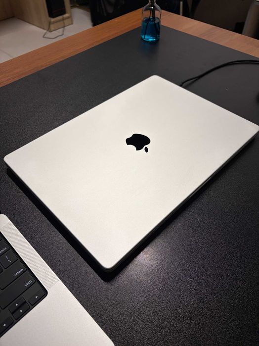 Macbook Pro 16 M3 Pro 18GB/512GB Silver Battery 100% cycle 36