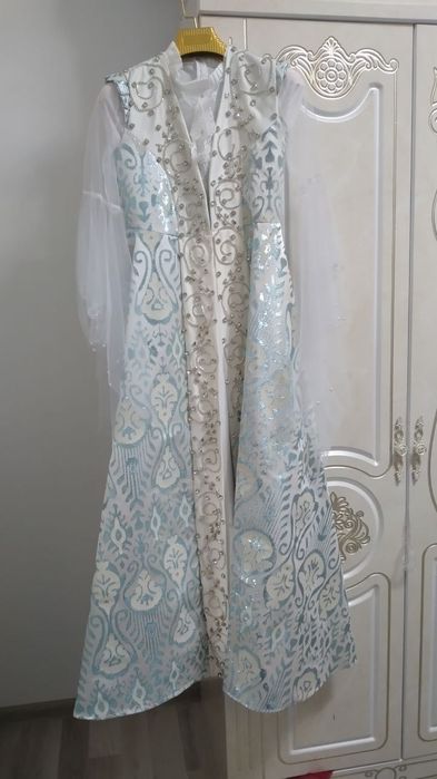 Продаются после свадебные костюмы