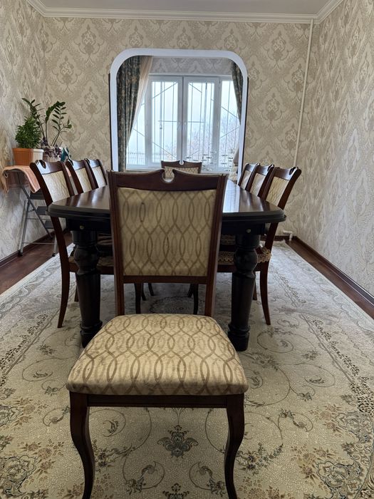 Стол с стульями ,в хорошеем состояний 8 стулья