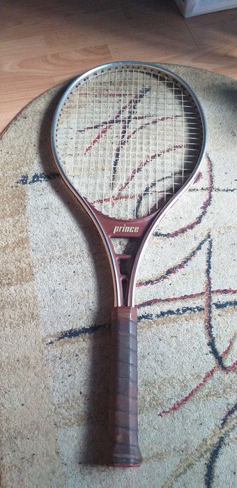 Diverse rachete tenis si seturi mingi