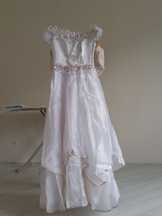 свадебное платье белые, очень красиво, размер 42-44