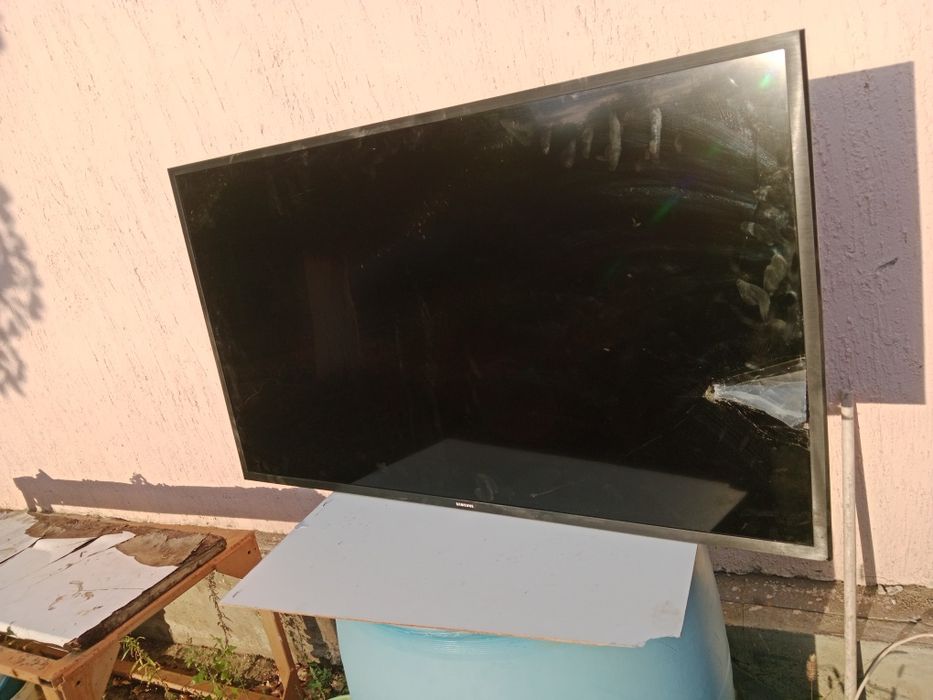 Продам телевизор на запчасти за 3000