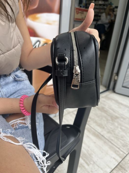 Чанта Calvin Klein с видими забележки