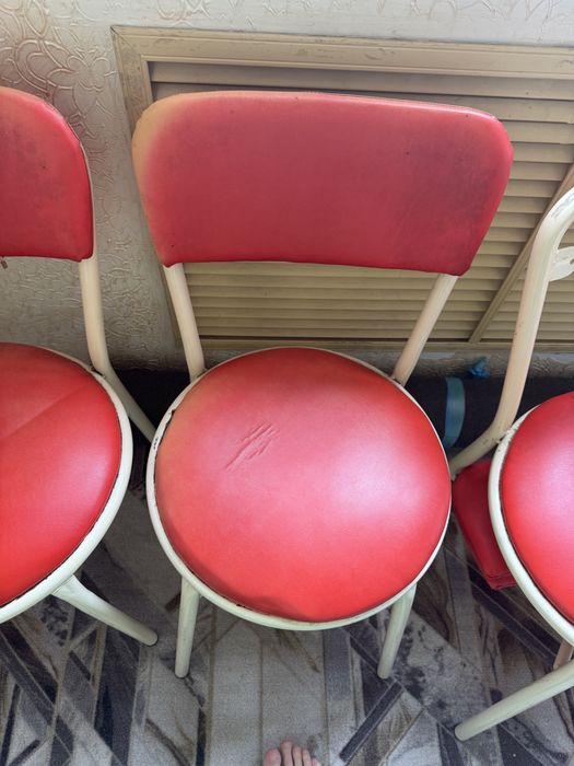 Продам четыре кухонных стула б/у