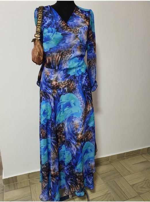 Rochie turcoaz animal print cu umeri bufanti, frumoasă și stilata, cordon propriu;