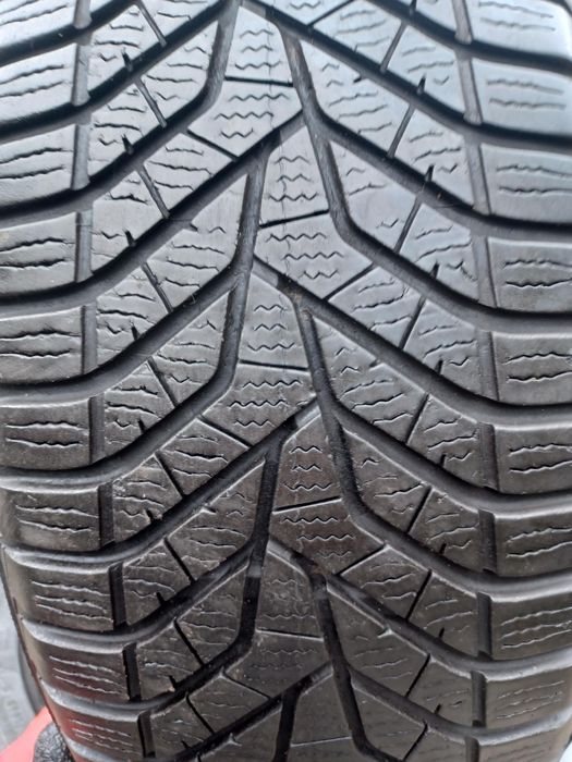 Anvelope De Iarna 215/60 R16 Yokohama Bluearth Winter V905 99h