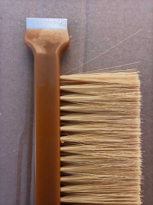 Пчеларска четка комбинирана с рамкоповдигач М2-пчеларски инвертар