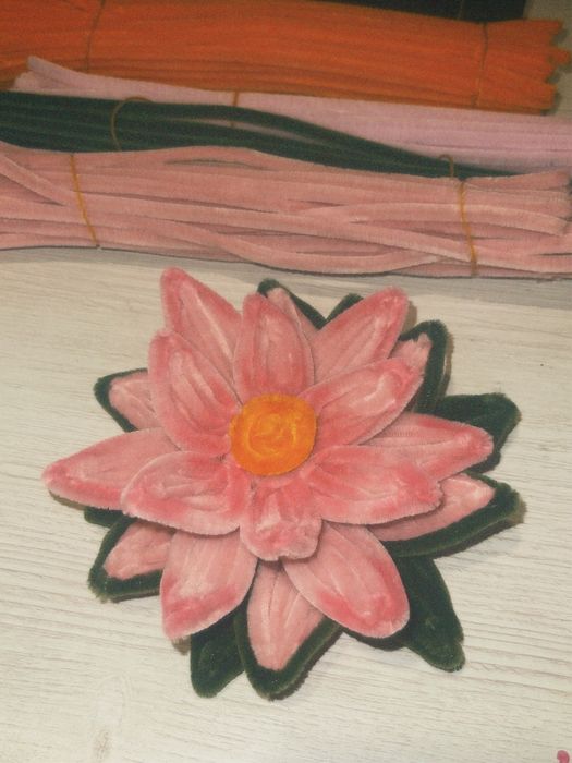 Цветок из пушистой проволоки