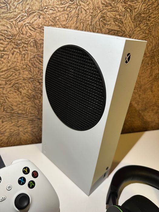 Продавам Xbox Series S и Microsoft Xbox Wireless Headset