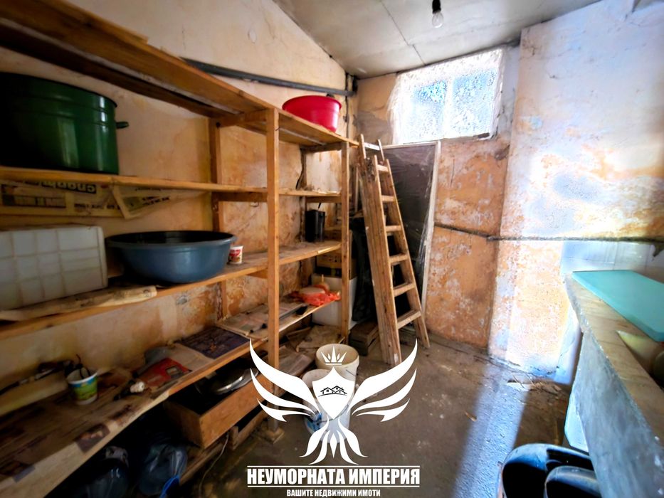 Продавам двуетажна къща 146РЗП и малък двор с площ от 173кв.м. в град Асеновград широк център