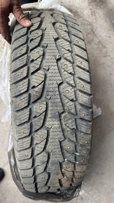 Зимние шипованные шины комплект