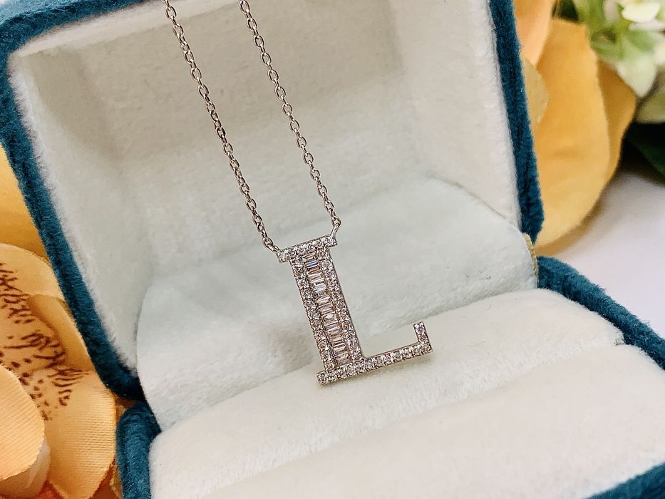 Изящная золотая подвеска с инициалами буква Л