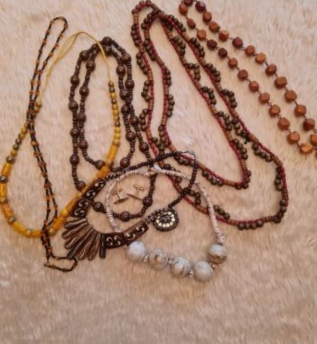 Колиета, дърв. гердани и гривни, шноли за коса