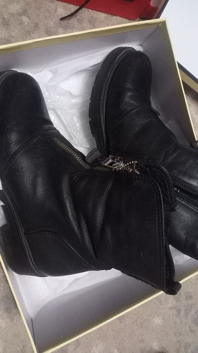 Продам  женские ботинки