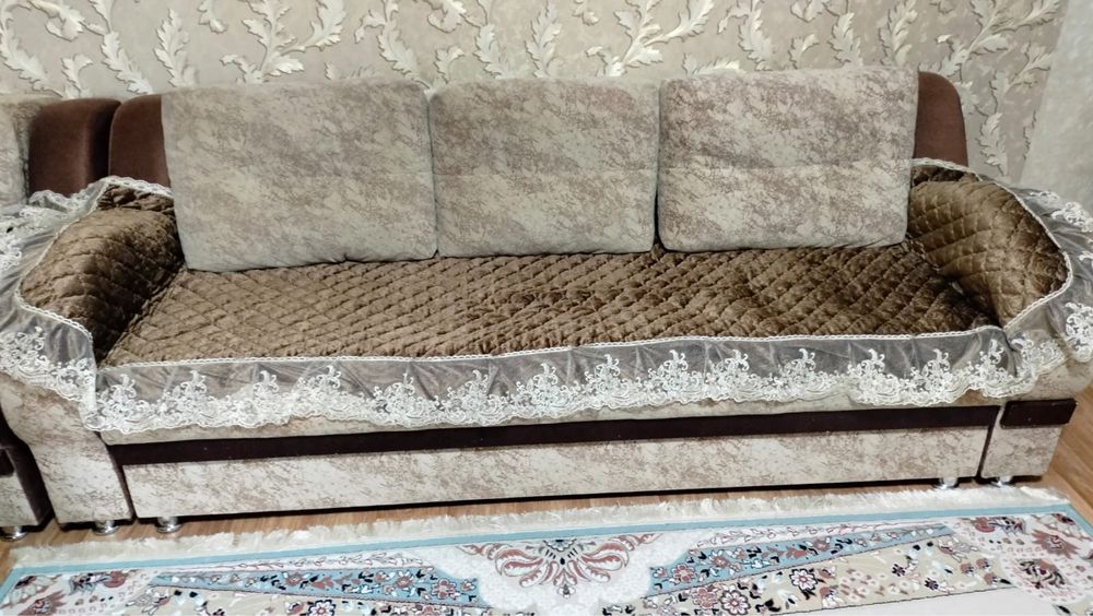 Диван с маленьким диваном и кресло