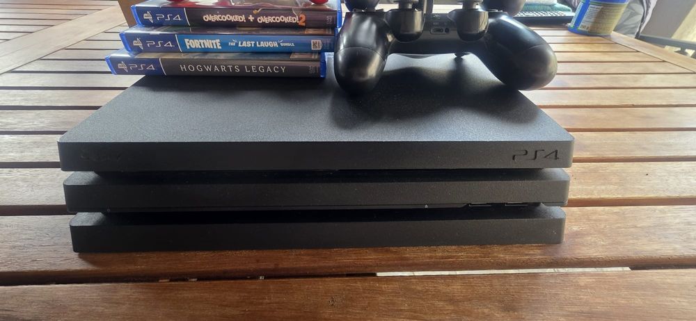 PS4 PRO  1tb storage , 4 controllere