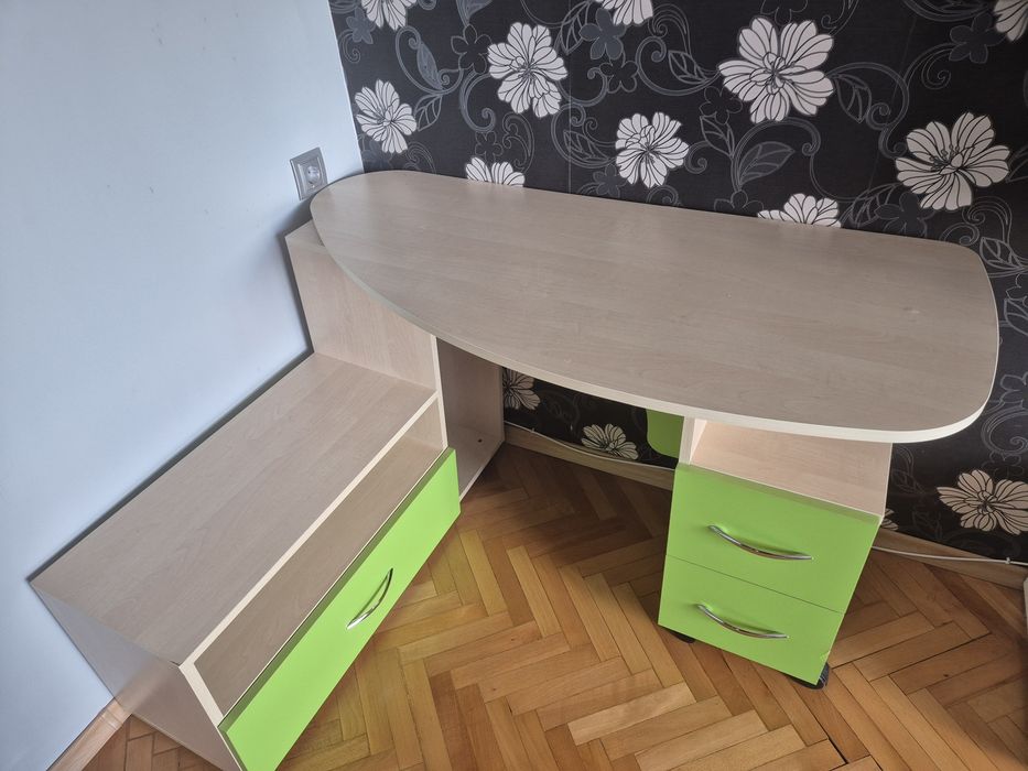 Бюро от две части