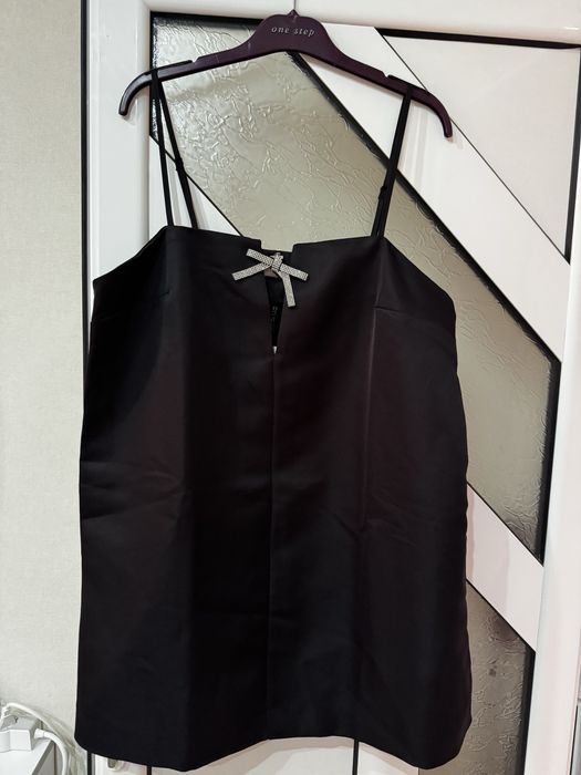 Къса черна рокля