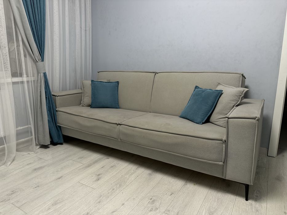 Серый стильный диван