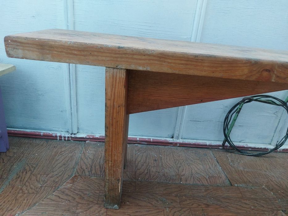 Скамья, лавочка.