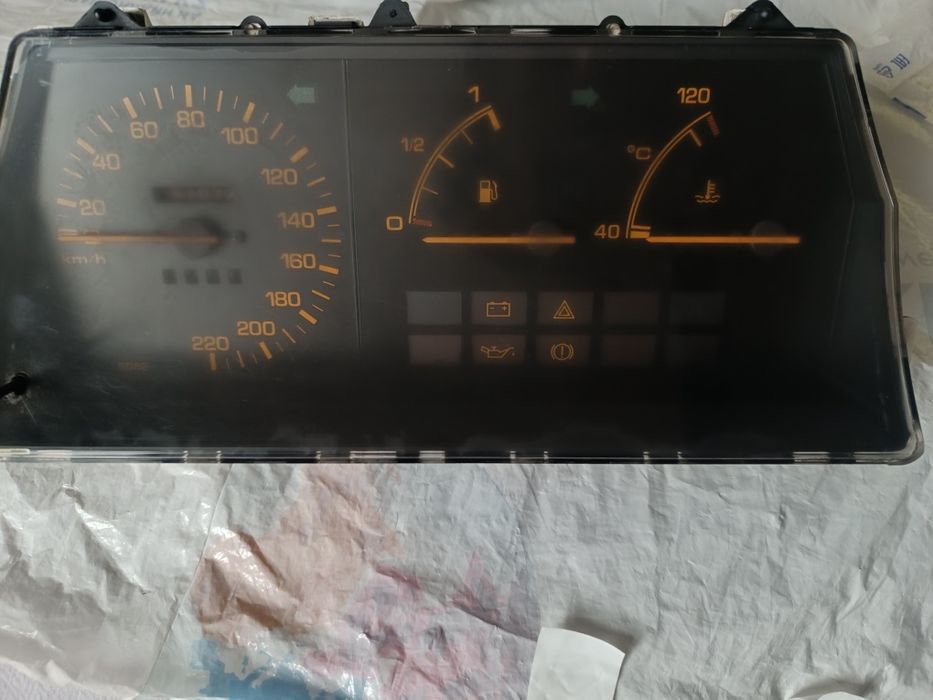 Щиток приборов на MAZDA 323