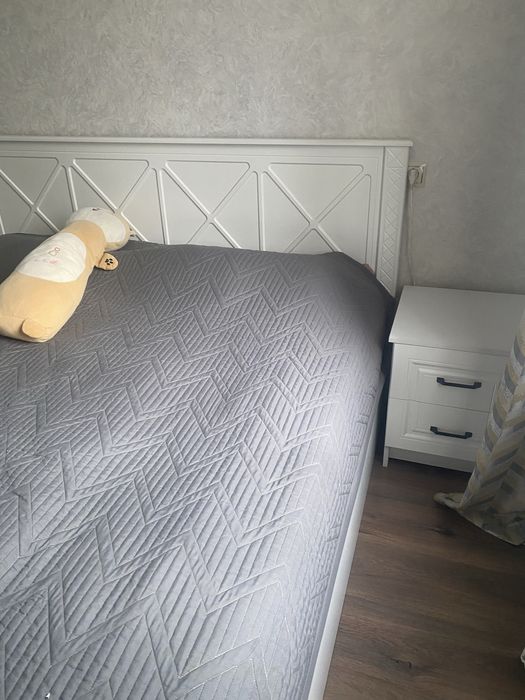 Двуспальняя кровать с тумбами