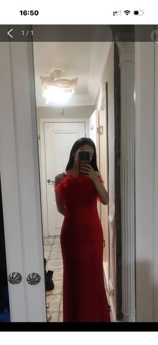 Платье красного цвета
