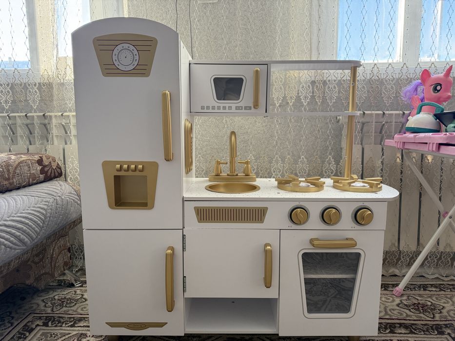 Продам детскую кухню новую почти