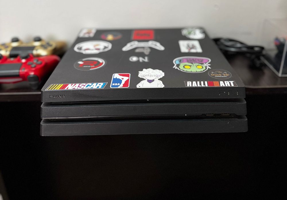 PlayStation 4 Pro 1TB-2 manete + FIFA 25