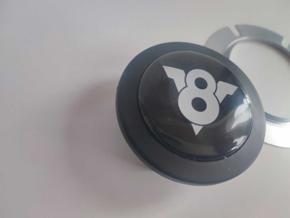 Бутон за волан V8  Нов Универсален различни размери Капачка