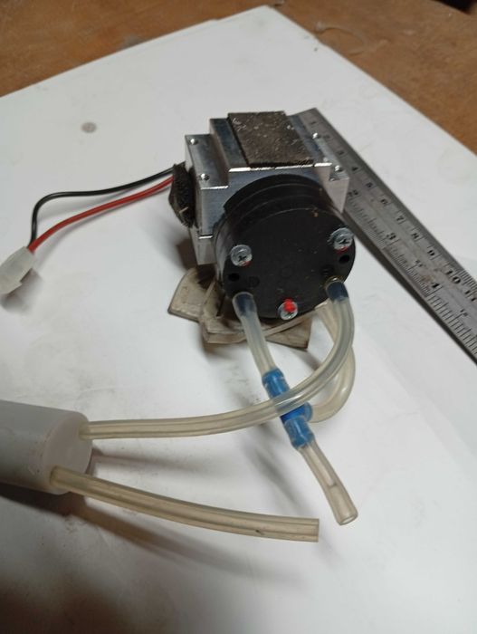 Продам Эл.двигптель с компрессором на 12вольт