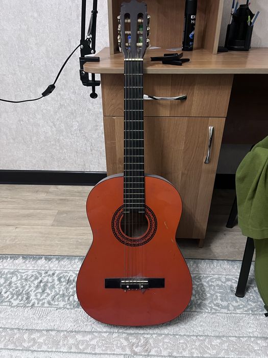 Продам гитары акустика и классика.