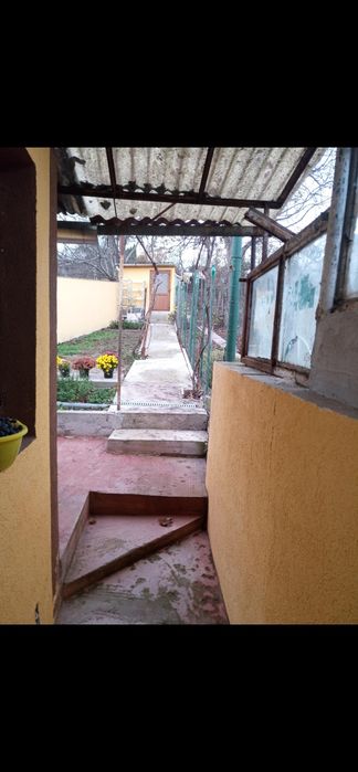 Casa cu 3 apartamente cu 2 camere bucatatarie baie 3 intrări separate.