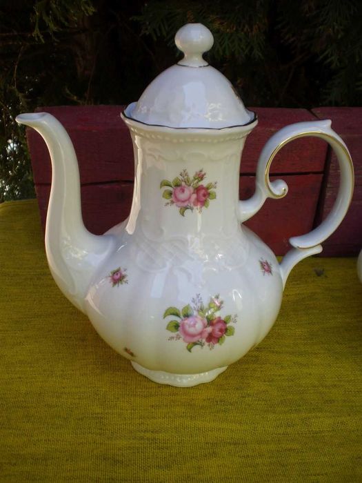 Ceainice elegante din porțelan, decorate cu un motiv florale.