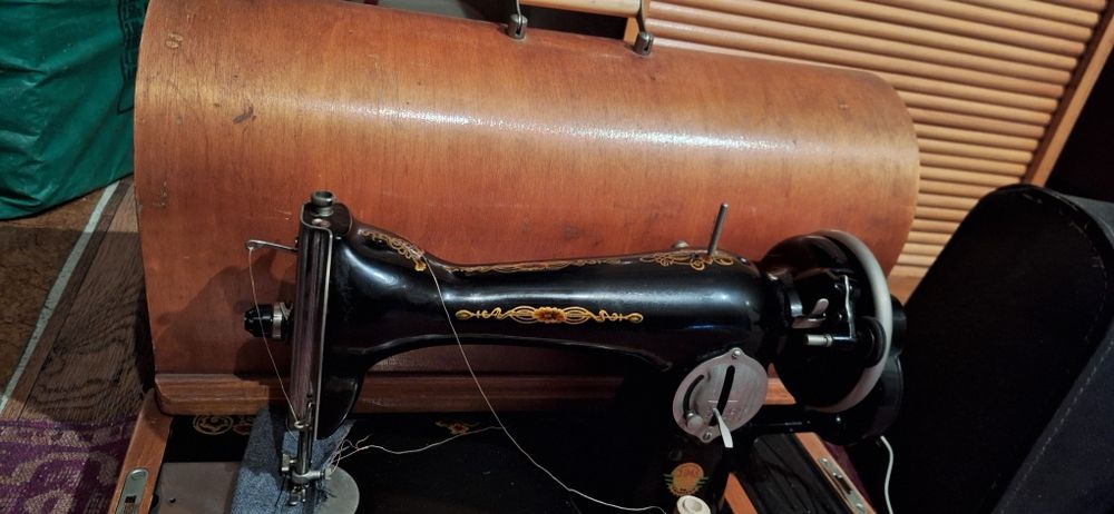 Шевна машина, едната е руска с мотор и другата е ръчна.