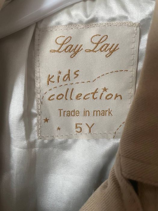 Тройка тренч джинсы и рубашка