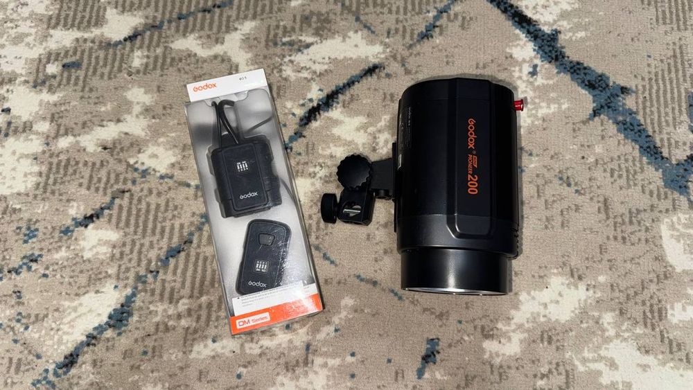 Продается вспышка и синхронизатор