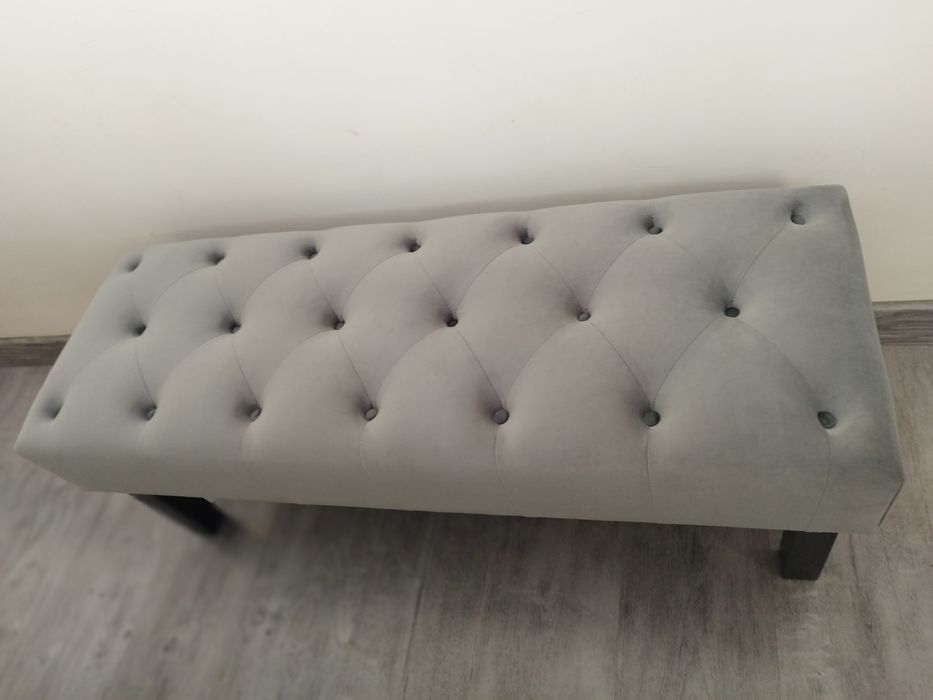 Vând băncuță , bancheta Chesterfield tapițată din catifea gri