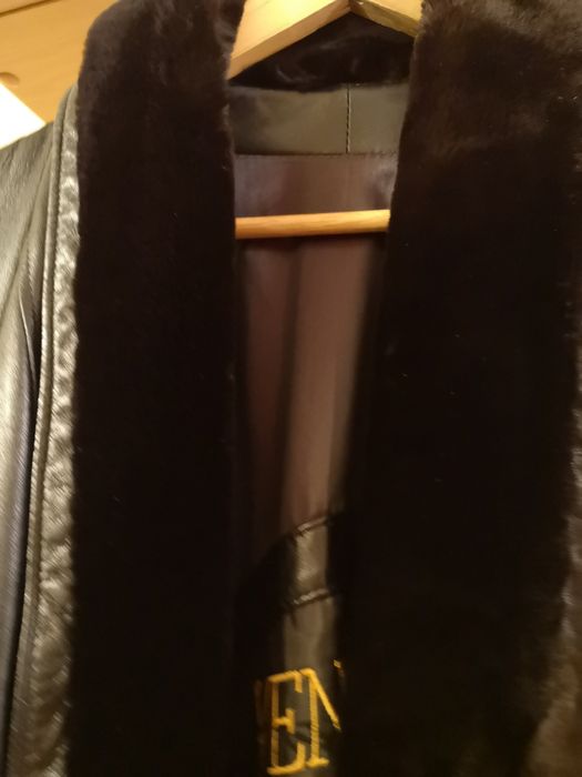 Vând haină din piele naturală