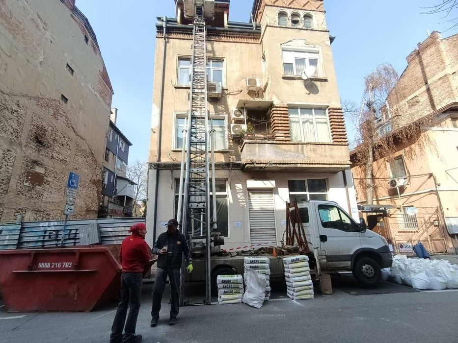 Качване и сваляне на строителни материали със строителен асансьор