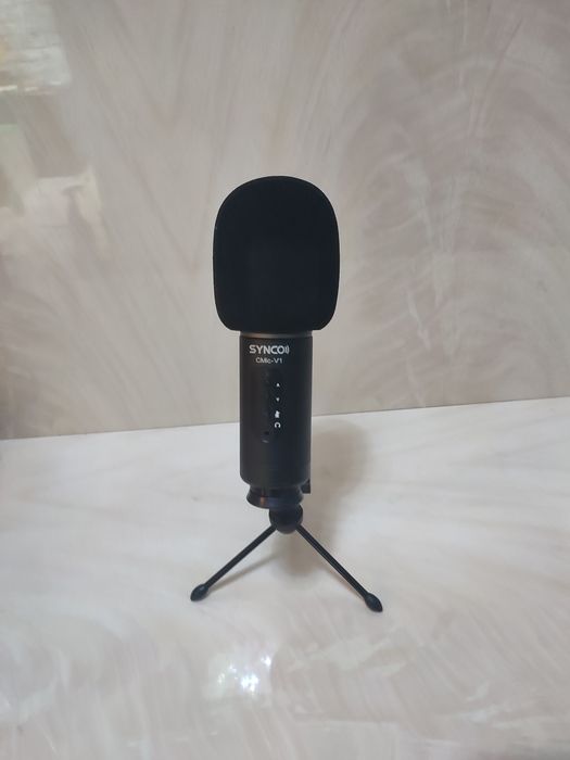 Микрофон. Имеется зарядное устройство