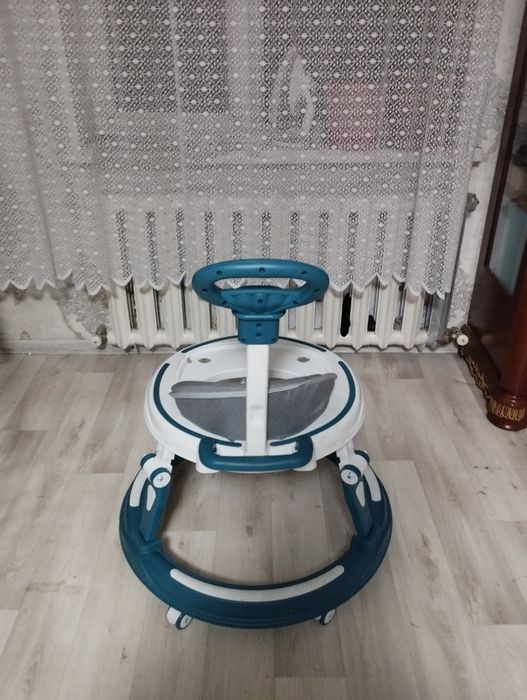 Продается ходунок, в подарок шезлонгг