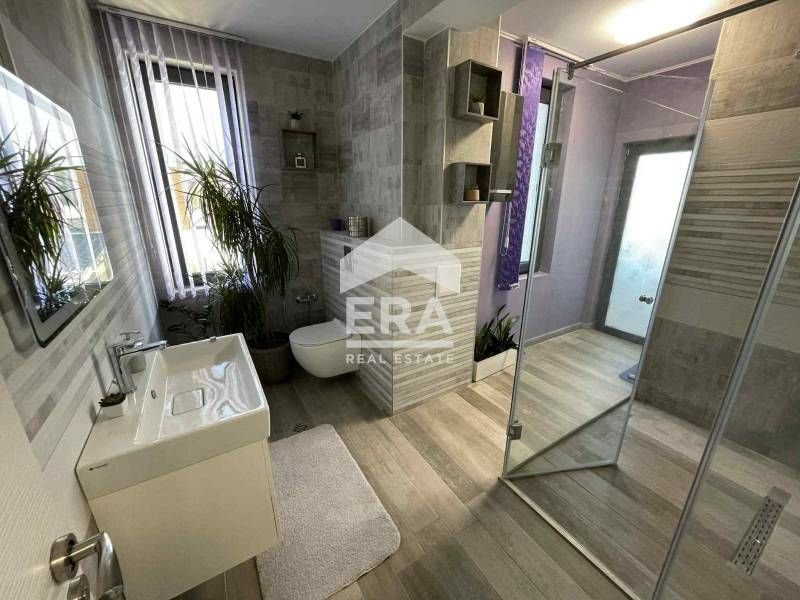 Триетажна обзаведена къща за продажба, с двор, басейн и 2 паркоместа,