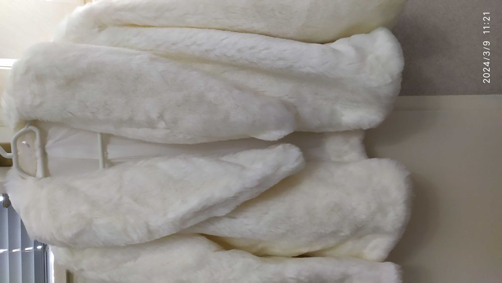 Продавам дизайнерско късо бяло палто шито по поръчка.