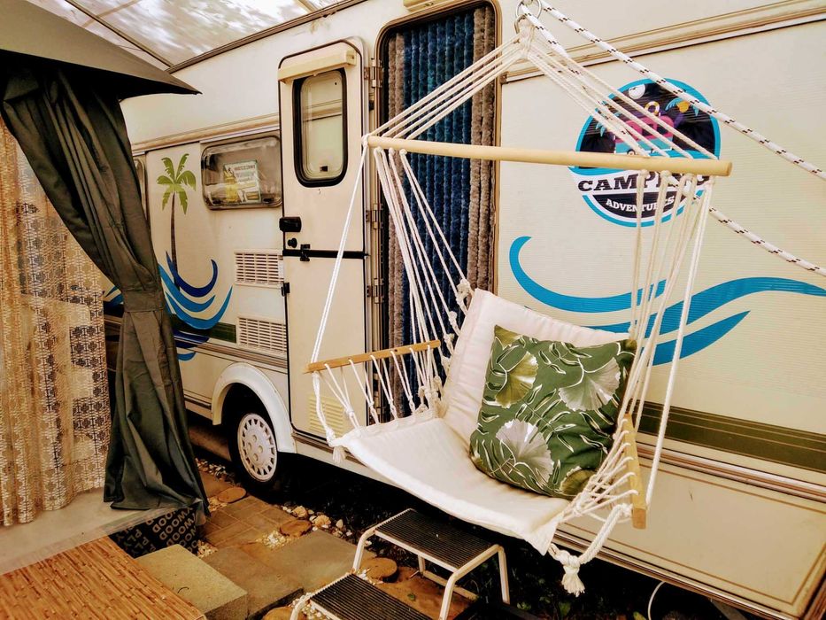 Продавам напълно оборудвана каравана със самостоятелни баня и тоалетна