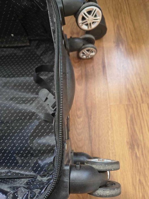 Куфар 55/39/19 с код за закопчаване и махащи се колелца